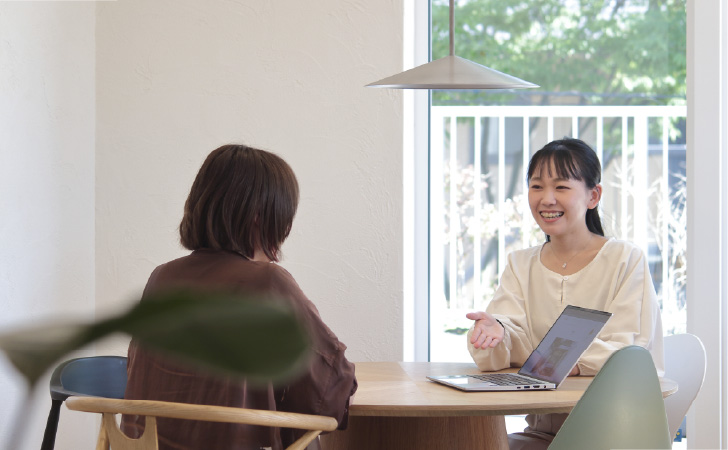 スタッフと住まいについて相談する様子
