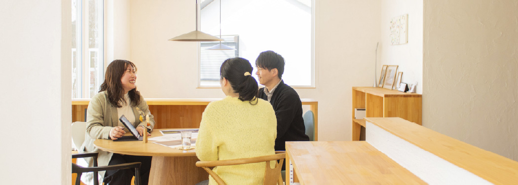住まいの売却や買い替えについて相談する様子