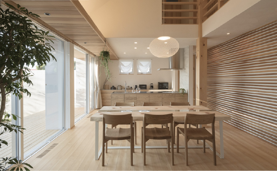 木の床とダイニングテーブルが広がる住まい
